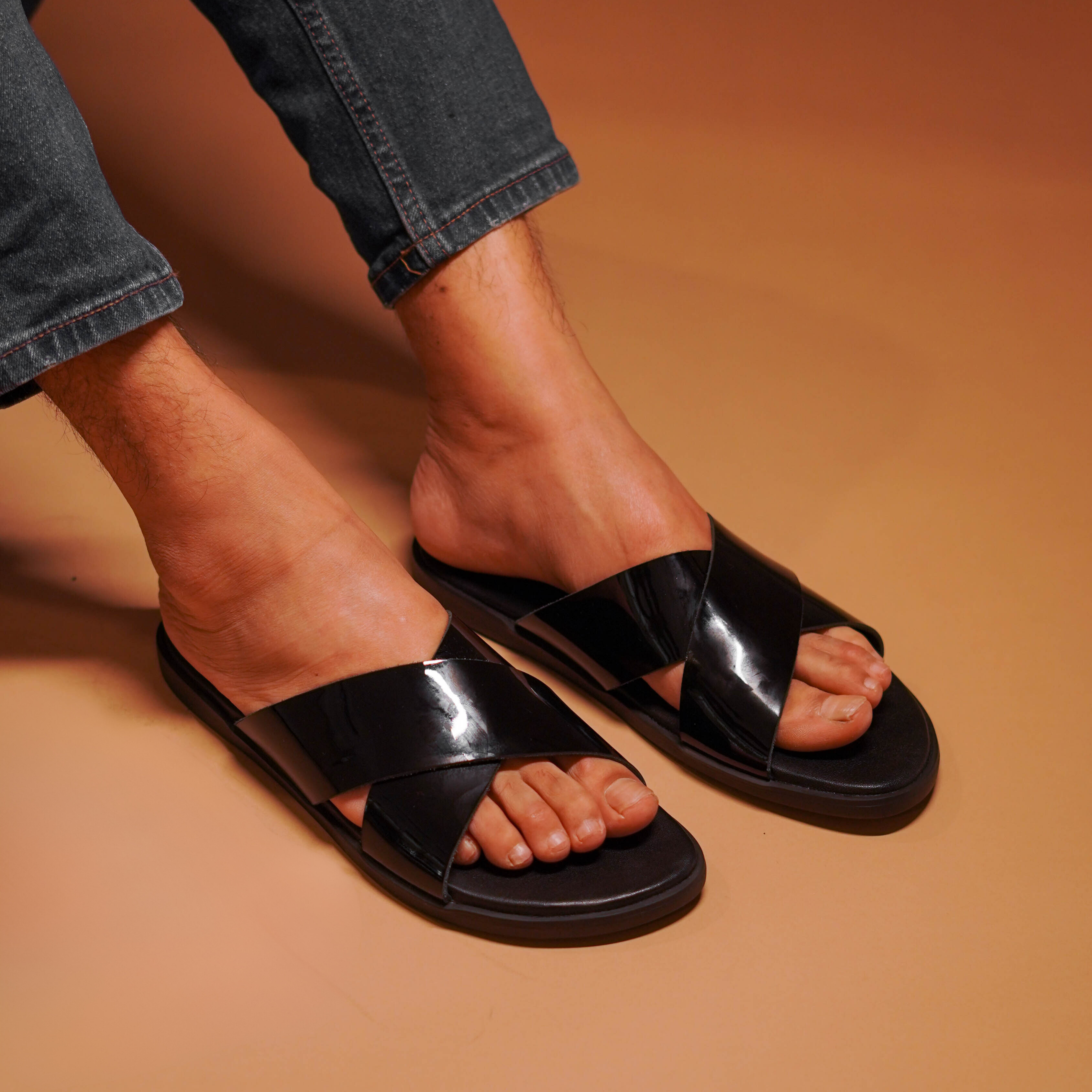 Pelle Lustro | Black patent leather chappals